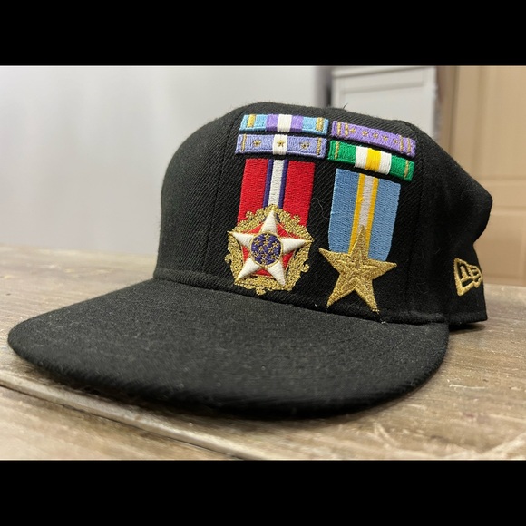 New Era MEDALLED Black Fitted Hat 7 3/8 used excellent condition - Picture 2 of 4